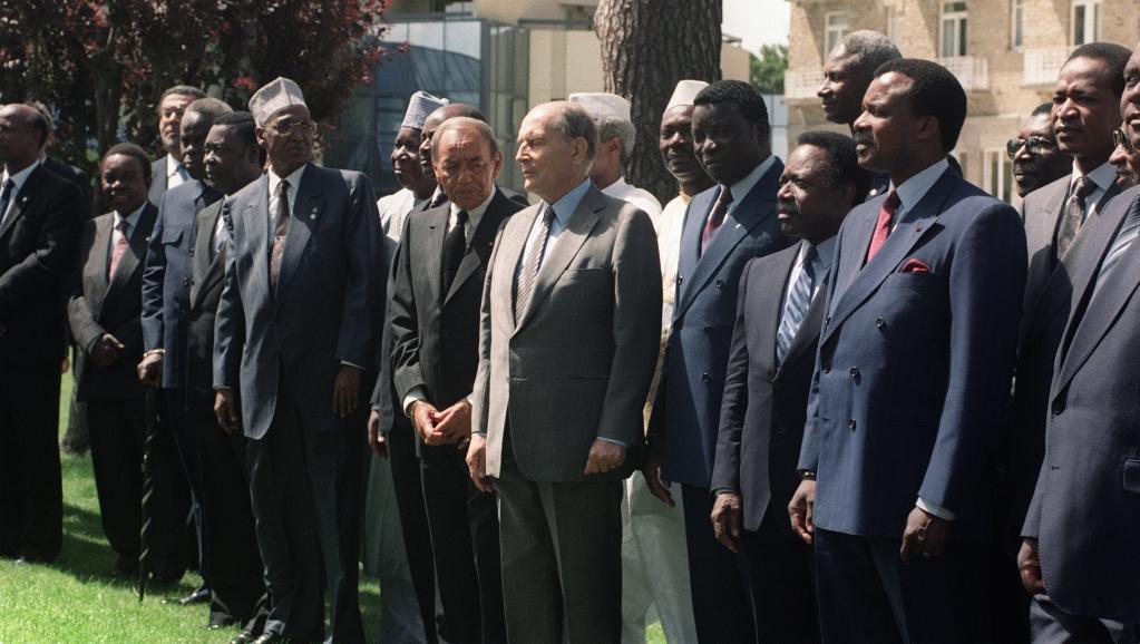Le président Mitterrand, entouré de chefs d'Etat africains, le 20 juin 1990 à La Baule.