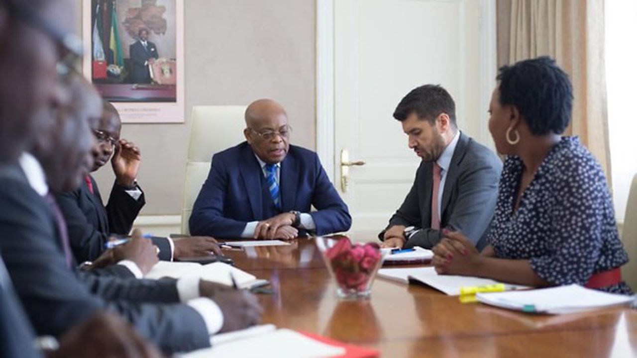 Le ministre de l’Economie, Roger Owono Mba échangeant avec une délégation du FMI.