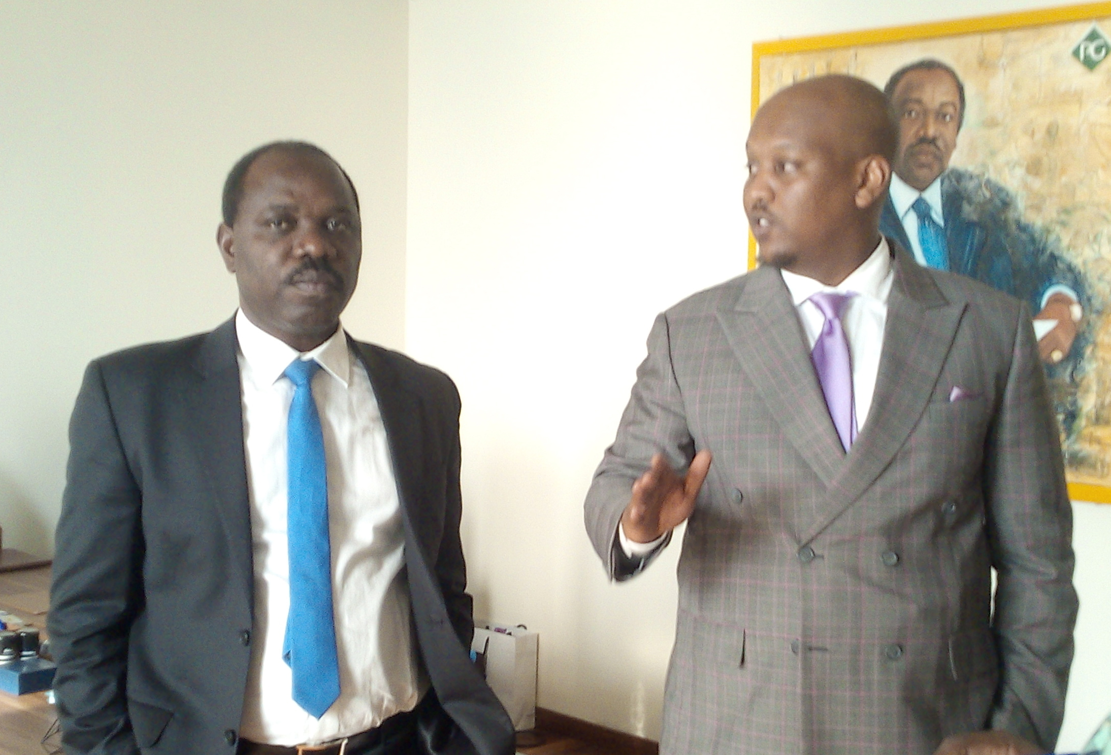 A gauche, le Directeur général de la dette, Hugues Mbadinga Madiya, et à droite, le Coordonnateur du BCPSGE, Liban Soleman.