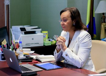 Le ministre du Travail, Madeleine E. BERRE.