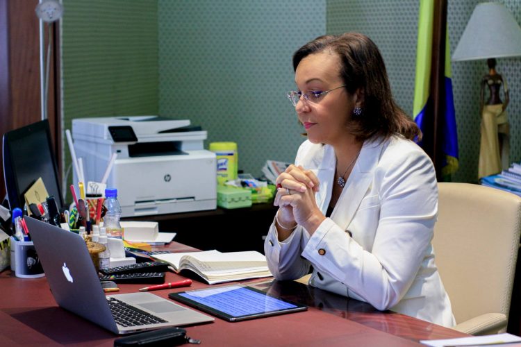 Le ministre du Travail, Madeleine E. BERRE.