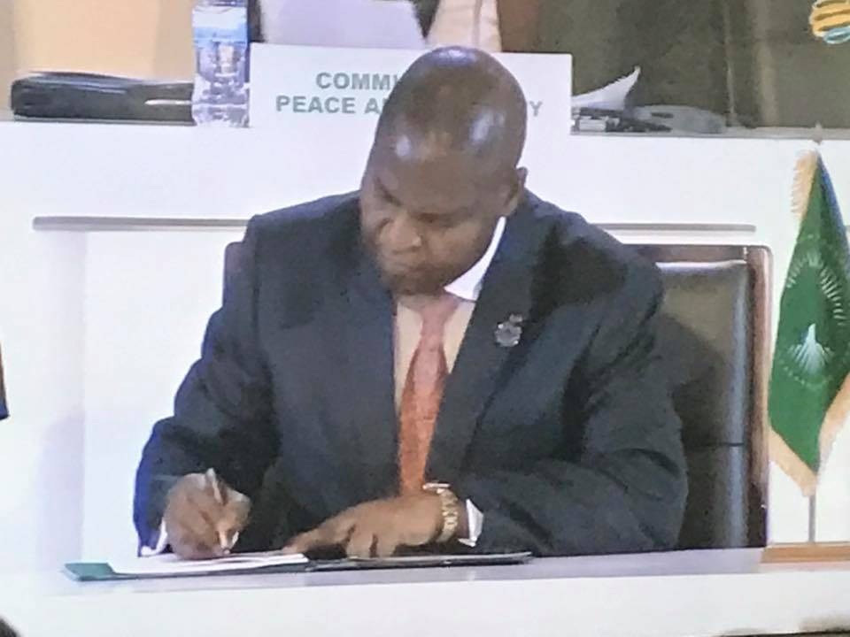 Le président TOUADERA signant l'accord de la zone de libre- échange continentale Africaine