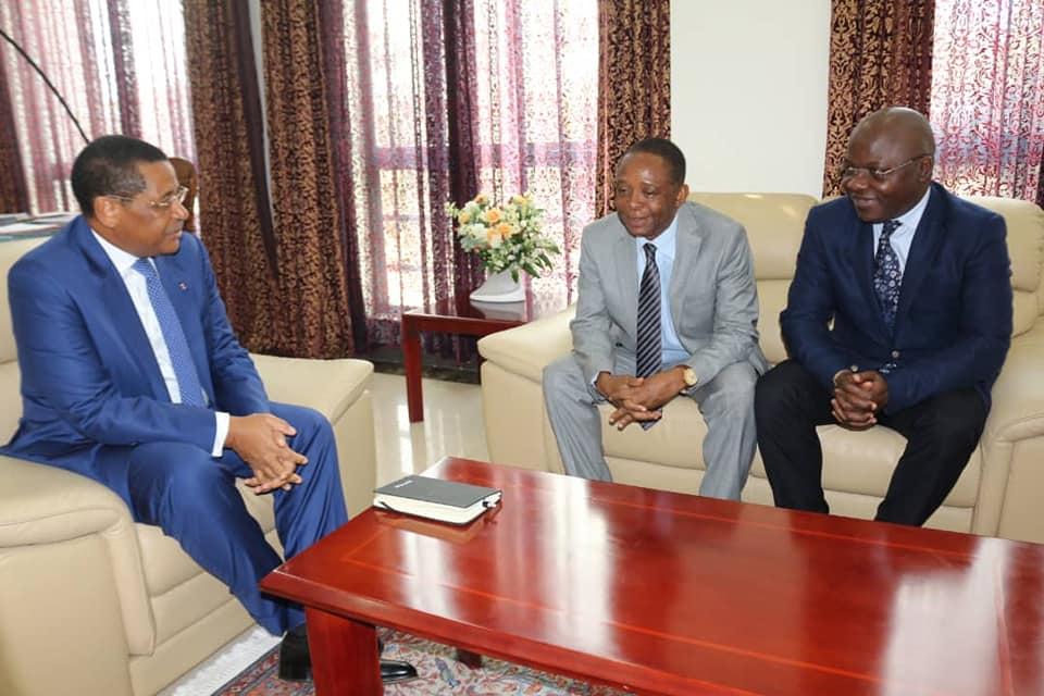 Les Prs Gabriel Zomo Yebe et Désire Avom, échangeant avec le président de la Commission, le Pr Daniel Ona Ondo.