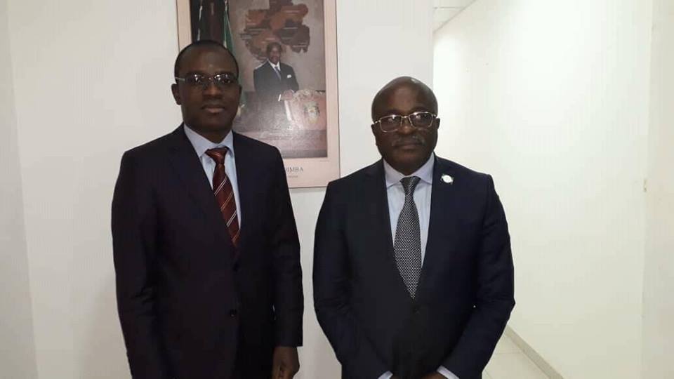 Le DG par intérim de la FINAM, Gassre K. Léonard posant avec le ministre, David Mbadinga.