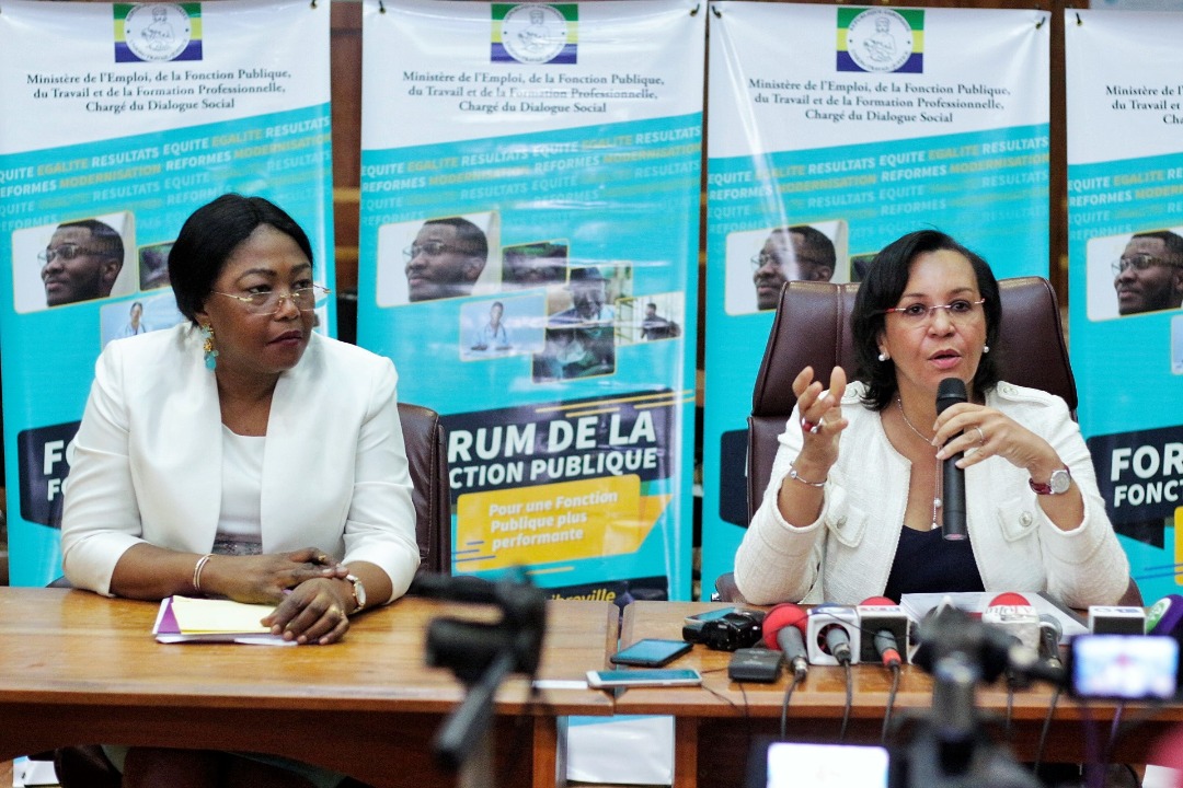 La ministre de l’Emploi, de la Fonction publique, du Travail et de la Formation professionnelle, chargé du dialogue social, Madeleine E. Berre et sa Délégué, Gisèle Akoghet.