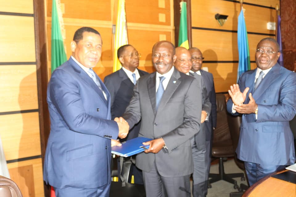 Le Pr Daniel Ona Ondo congratulant le nouveau PCA de la BVMAC, le Gabonais, Henry Claude Oyima.