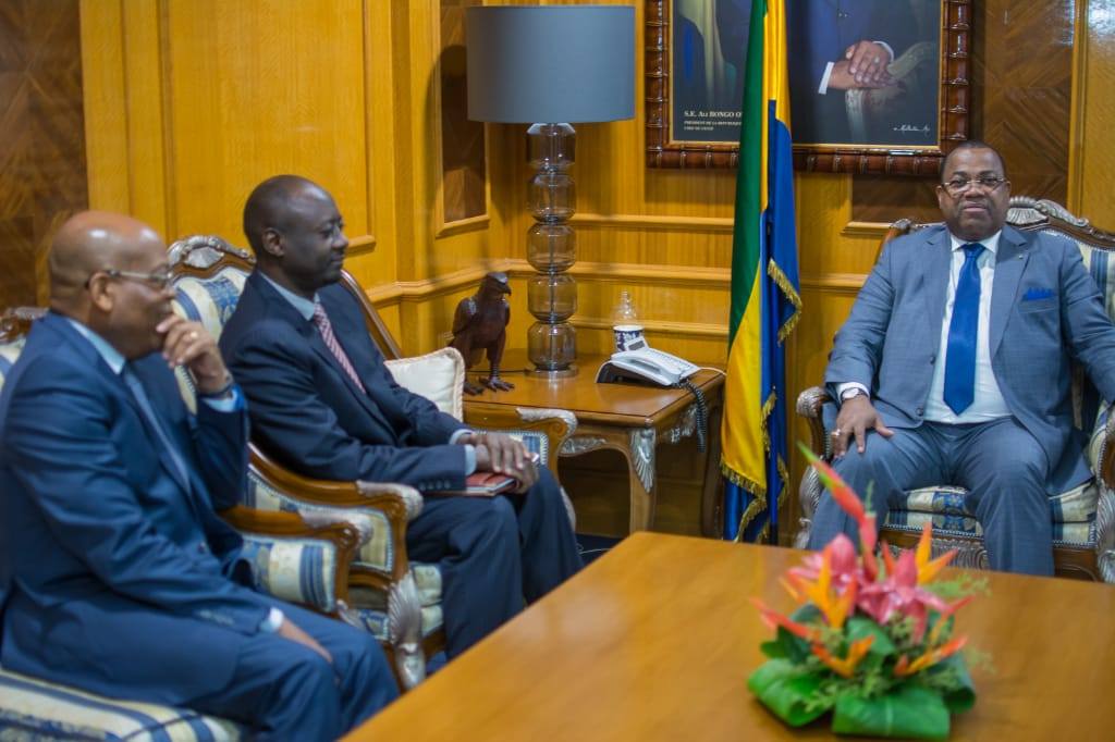 Le PM, Julien Nkoghe Bekale recevant le gouverneur de la BEAC, Abbas Mahamat Tolli en audience en présence du ministre de l’Économie, des Finances et des Solidarités nationales, Roger Owono Mba.