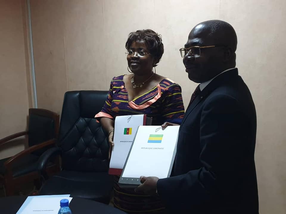 Le ministre Rigobert Ikambouayat Ndeka et son homologue du Cameroun des postes et des Télécommunications, Minette Libom Li Likeng.