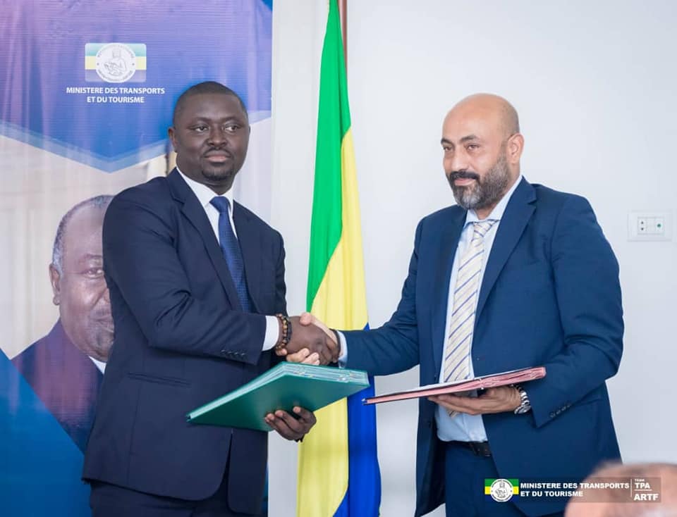 Le ministre des Transports et du Tourisme, Justin Ndoundangoye et Kambangoye Izzi Ghassam, nouveau gestionnaire du ‘’Leconi Palace’’.