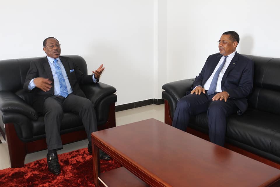 Le ministre d’Etat, Baltazar Engongaa échangeant avec le président de la Commission de la CEMAC, le Pr Daniel Ona Ondo.