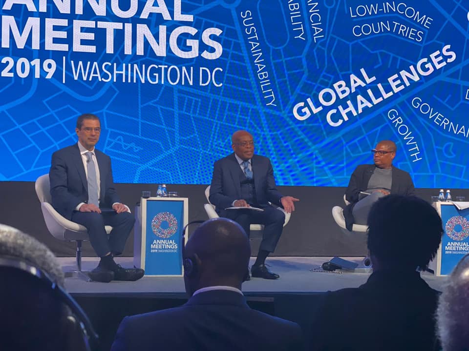 Le ministre Roger Owono Mba entouré du gouverneur de la Banque centrale des Seychelles et du chef du département Afrique au FMI.