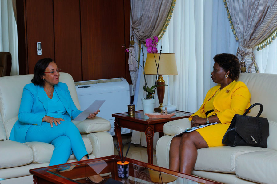 La ministre en charge de la Formation professionnelle, Madeleine E. Berre échangeant avec l’ambassadeur du Cameroun près le Gabon, Edith Félicie Noëlle Ondoua Ateba née Ngaeto Zam.