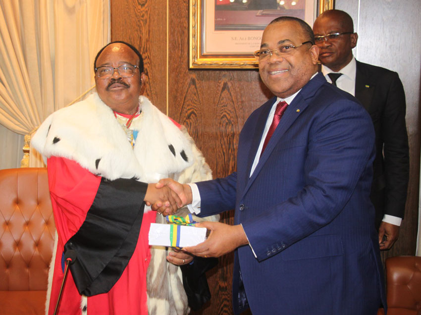 Le président, Gilbert Ngoulakia, remettant le rapport d’exécution de la loi de finances 2017 au PM, Julien Nkoghe Bekalé.