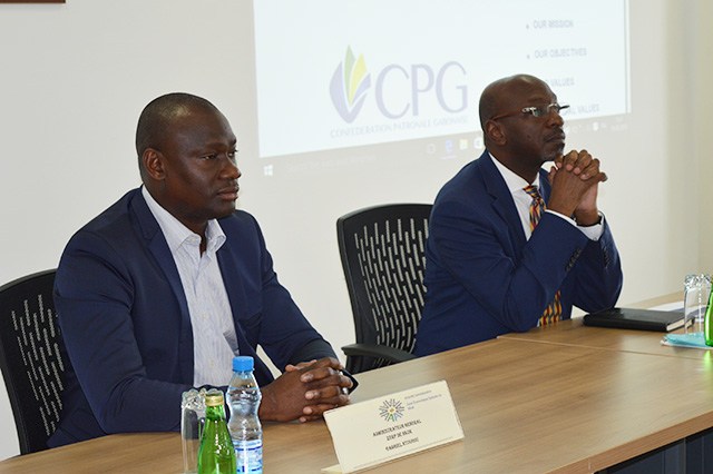 Le président de la CPG (à droite) et l’administrateur général de la Nkok (Gabriel Ntougou) face aux opérateurs économiques la ZERP de NKOK .