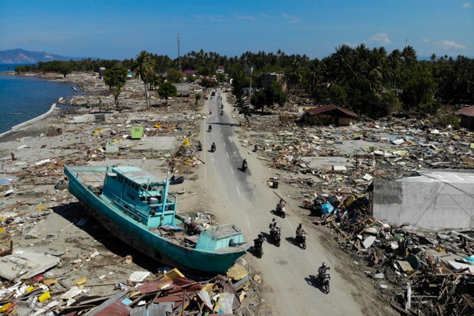 Un bateau s’est échoué parmi les décombres de la ville de Palu, sur l’île de Célèbes, en Indonésie, un pays d’Asie.