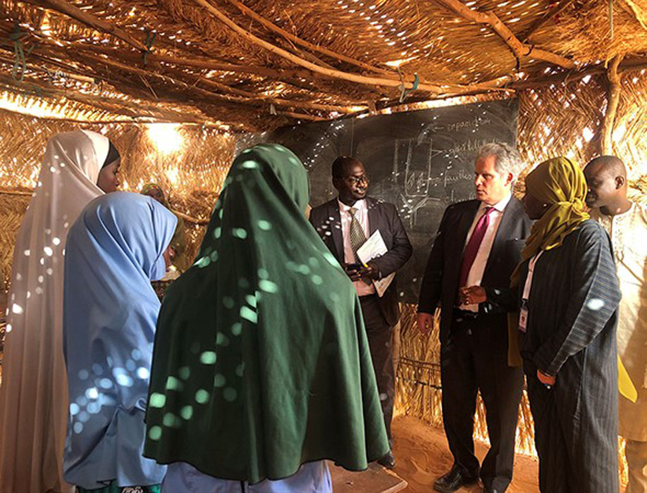 Le Directeur général adjoint du FMI, David Lipton dans une salle de classe au Niger.