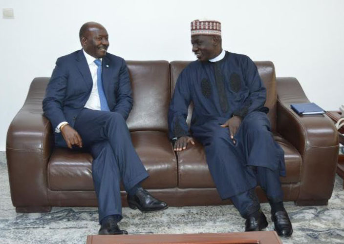 Henri-Claude OYIMA devisant avec le ministre camerounais de l’Economie, Alamine-Ousmane MEY.