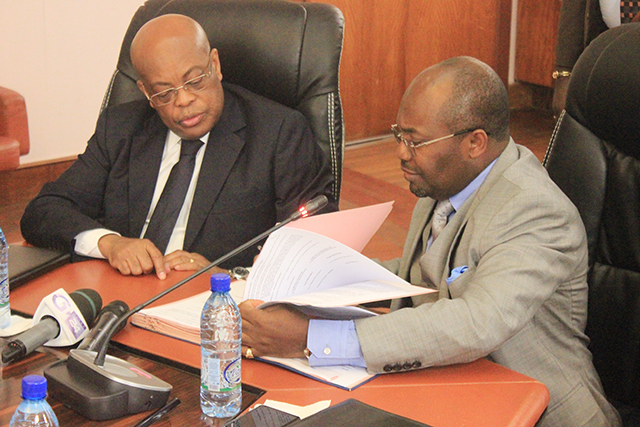 Les ministres du Pétrole, du Gaz et des Hydrocarbures, Noël Mboumba et celui de l’Économie et des Finances, Roger Owono Mba, lors de la signature du protocole d'accord.