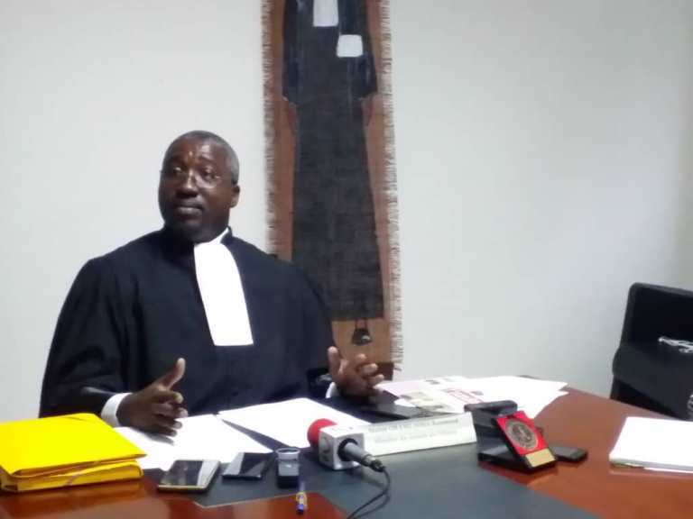 Me Raymond Sima Obame durant la conférence de presse.