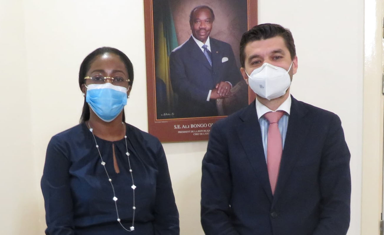 Le ministre de la Justice, Garde des Sceaux, Erlyne Antonela Ndembet et le représentant résident du FMI au Gabon, Marcos Poplawski Ribeiro.