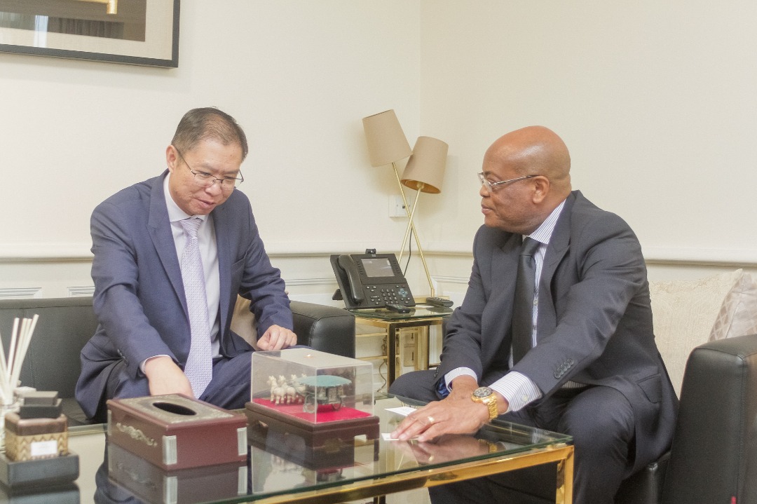 Le ministre de l’Economie, des Finances, et des Solidarités nationales, Roger Owono Mba et l’ambassadeur, Hu Changchun.