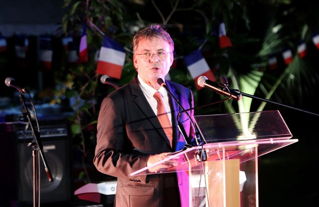 Une attitude de Philippe Autié, ambassadeur, haut représentant de la République française au Gabon, à l’occasion de la réception du 14 juillet à la résidence de France.