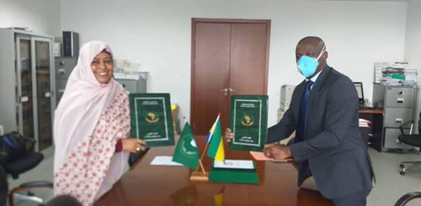Echanges de documents entre le Commissaire aux affaires sociales de l'UA, Amira Elfadil Mohammed Elfadil et l'ambassadeur et Représentant permanent de la République gabonaise auprès de l'UA, Hermann Immongault.