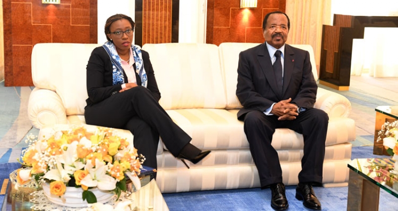 Vera Songwe s’entretenant avec le chef d l’Etat camerounais, Paul Biya.