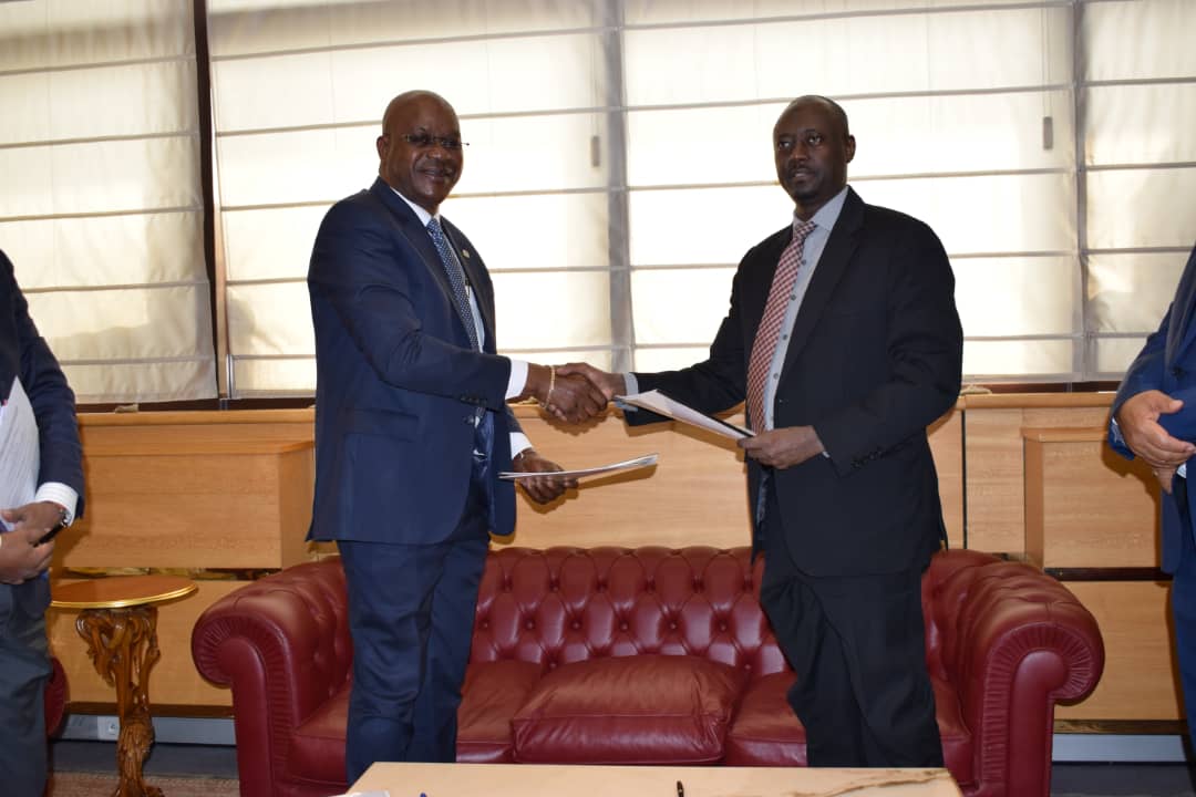 Le gouverneur de la BEAC, Abbas Mahamat Tolli et le responsable-Pays du Groupe de la BAD au Cameroun, Solomane Koné, procédant à l’échange des parapheurs.