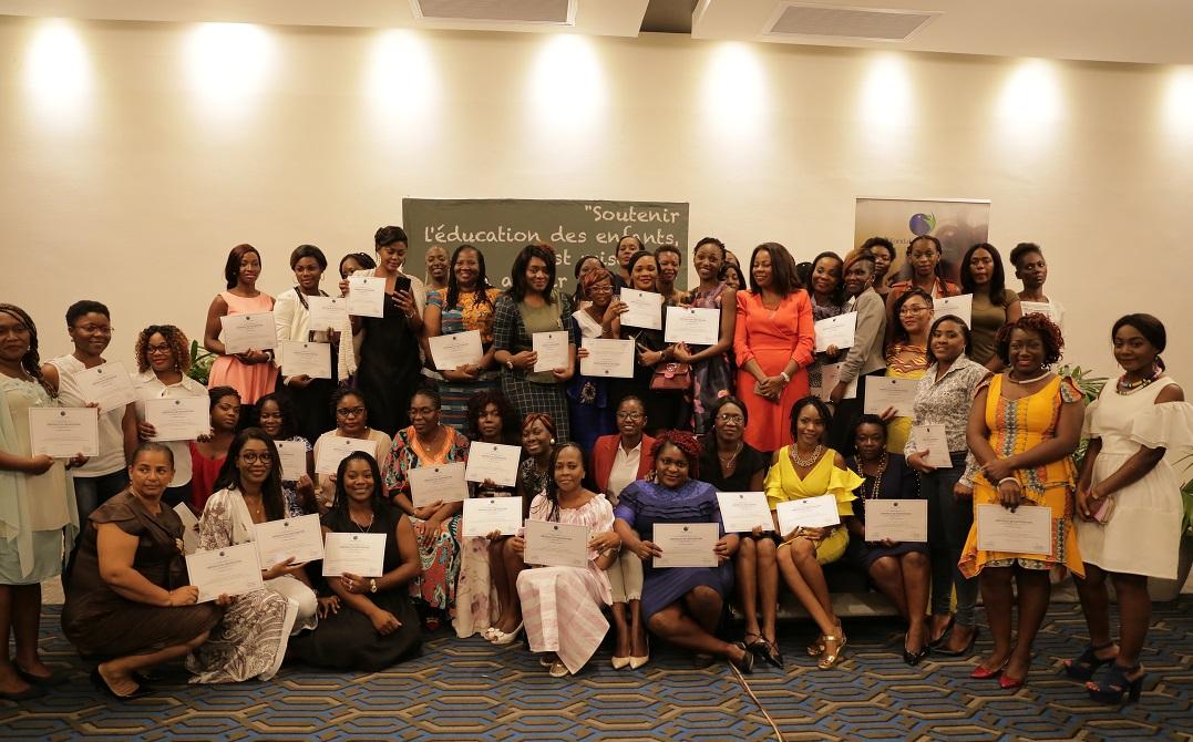 Poignée de mains entre les actionnaires, après la signature de l’accord à Paris. De gauche à droite : Erik Knive, Directeur général de SN Power ; Alain Ebobissé, Directeur général de Africa50 ; Hassanein Hiridjee, PDG du Groupe Axian et Fabrice Monnaert, Directeur Grands Projets de Colas.