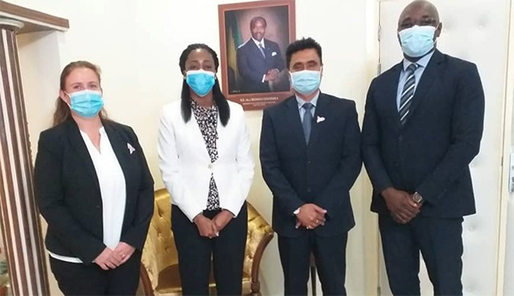 La délégation d’Arise ports & logistics avec le ministre de la Justice, Erlyne Antonela Ndembet-Damas.