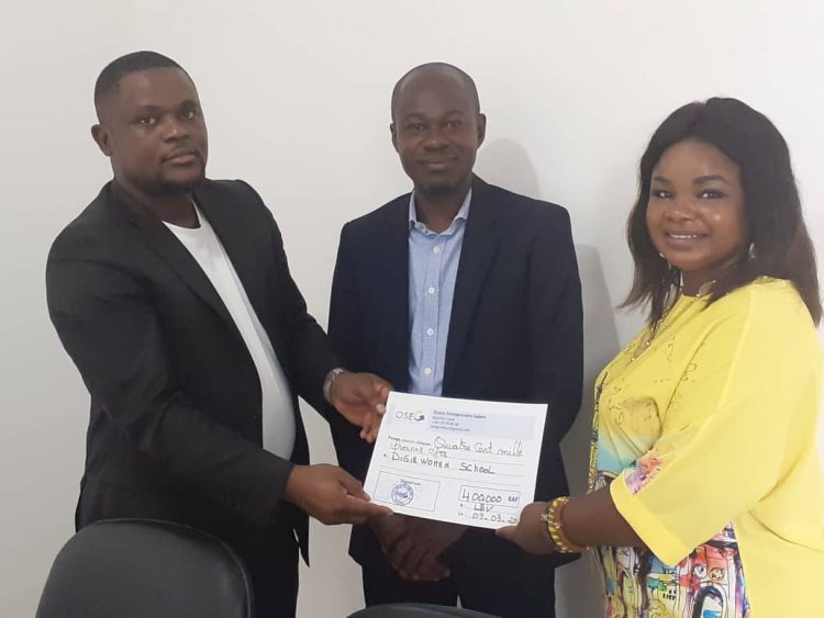 Christine Soro recevant le chèque de l’association OSEG.