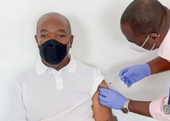 Le président, Ali Bongo recevant sa première dose de vaccin.