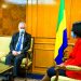 Le Haut commissaire canadien au Gabon, Richard Bale, s'entretenant avec le premier ministre Rose Christiane Ossouka Raponda. DR.