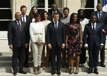 Emmanuel Macron entouré des membres du Conseil présidentiel pour l'Afrique à l'Élysée.