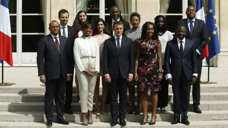 Emmanuel Macron entouré des membres du Conseil présidentiel pour l'Afrique à l'Élysée.