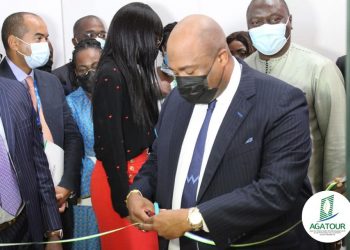 Le ministre du Tourisme, Pascal Houangni Ambouroué coupant le ruban symbolique.