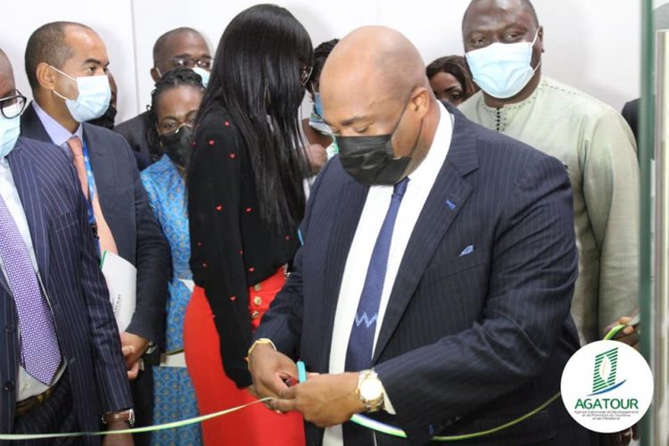 Le ministre du Tourisme, Pascal Houangni Ambouroué coupant le ruban symbolique.