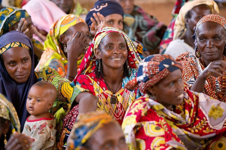 Des Camerounaises lors d'une réunion communautaire.