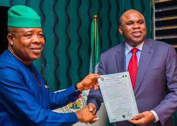 Le gouverneur de l'État d'Imo, Emeka Ihedioha, présentant le certificat d'occupation au président d'Afreximbank, le professeur Benedict Oramah, le 6 janvier 2020.