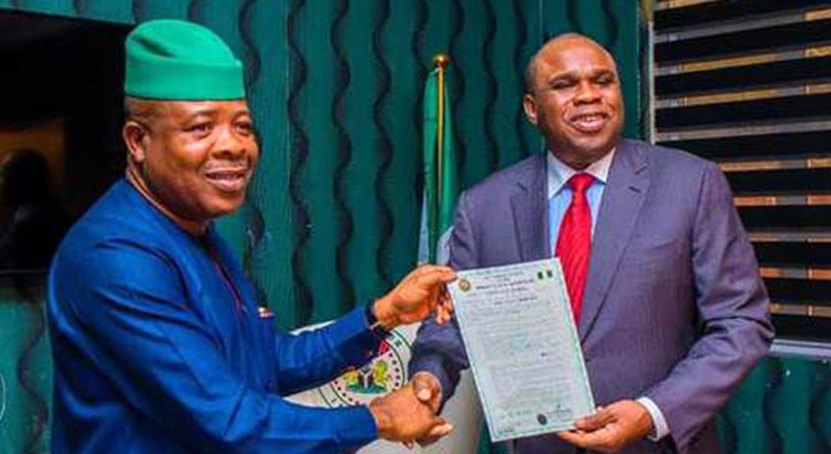 Le gouverneur de l'État d'Imo, Emeka Ihedioha, présentant le certificat d'occupation au président d'Afreximbank, le professeur Benedict Oramah, le 6 janvier 2020.