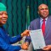Le gouverneur de l'État d'Imo, Emeka Ihedioha, présentant le certificat d'occupation au président d'Afreximbank, le professeur Benedict Oramah, le 6 janvier 2020.
