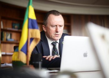 Le ministre des Eaux et Forêts, le Prof. Lee White.