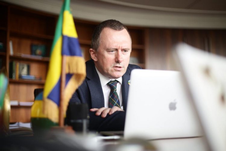 Le ministre des Eaux et Forêts, le Prof. Lee White.