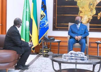 Le chef de l’Etat,  Ali Bongo Ondimba devisant avec son hôte, Abbas Mahamat Tolli.