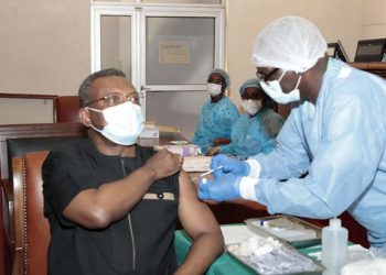 Le PM, Dion Ngute recevant sa seconde dose de vaccin anti Covid-19.