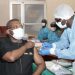 Le PM, Dion Ngute recevant sa seconde dose de vaccin anti Covid-19.