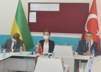 L’ambassadeur de Turquie au Gabon, Nilüfer Erdem Kaygisiz, accompagné du Co-président du Conseil d’affaire Gabon – Turquie, Consul honoraire de la Turquie, Nourredine Bedoui, et du président de la CPG Alain Bâ Oumar, le 16 juin 2021, à Libreville. DR.
