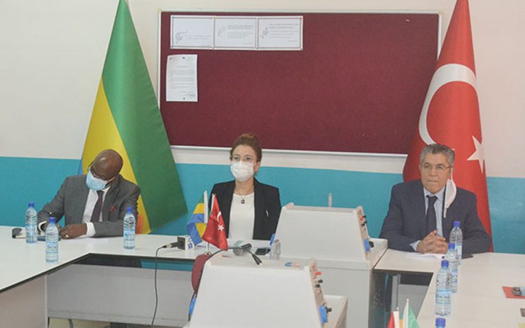 L’ambassadeur de Turquie au Gabon, Nilüfer Erdem Kaygisiz, accompagné du Co-président du Conseil d’affaire Gabon – Turquie, Consul honoraire de la Turquie, Nourredine Bedoui, et du président de la CPG Alain Bâ Oumar, le 16 juin 2021, à Libreville. DR.