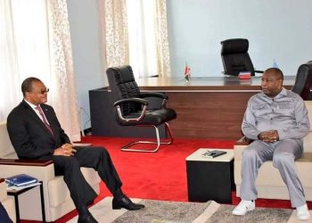 Le président de la République de Burundi, Évariste Ndayishimiye, s'entretenant avec le président de la BDEAC, Fortunato-Ofa Mbo Nchama.